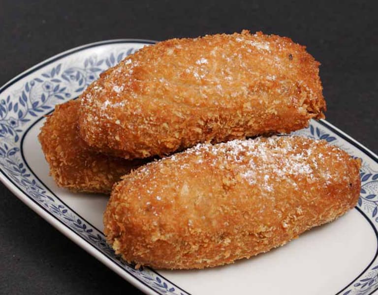 Golden Thai curry puffs